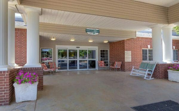Rocking chairs and benches at the Lyndale San Angelo Senior Living entrance