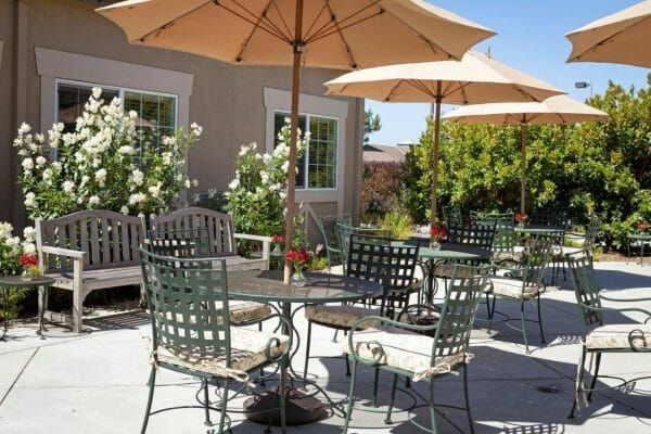 The Cottages of Carmel outdoor dining with umbrella tables