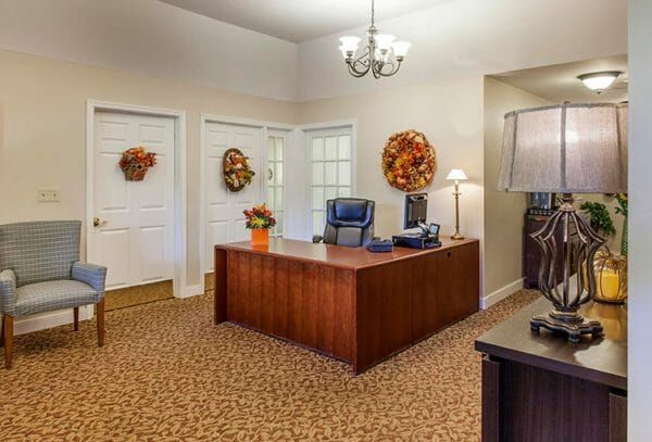 Lobby and reception desk in the Charter Senior Living of Annapolis foyer