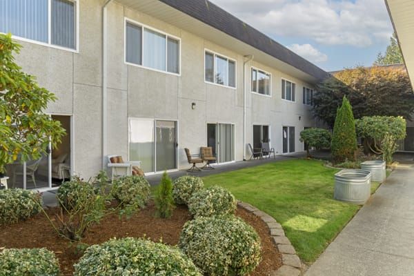 Brookdale Federal Way's back exterior and courtyard