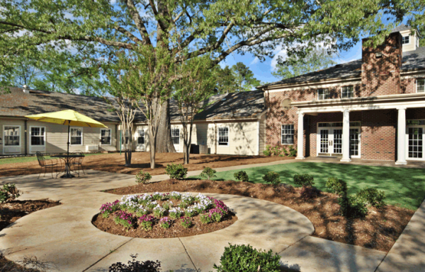 Elmcroft of Grayson Valley community courtyard and walking paths