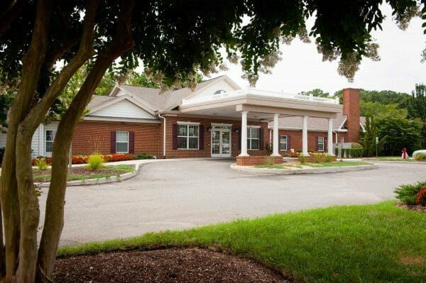 Front entrance to Commonwealth Senior Living at Hampton