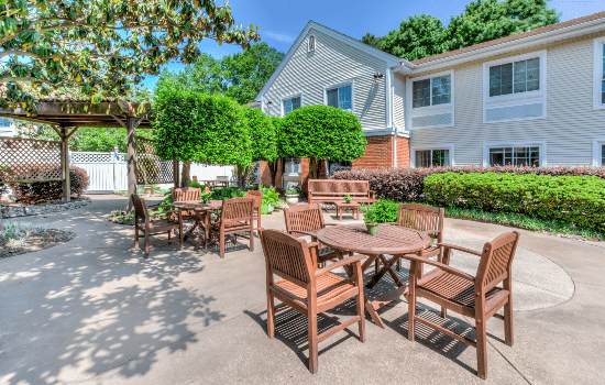The Gardens of Virginia Beach outdoor courtyard and dining tables