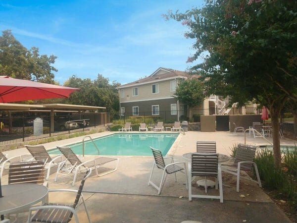 Vintage Knolls outdoor swimming pool and lounging areas at Vintage Knolls