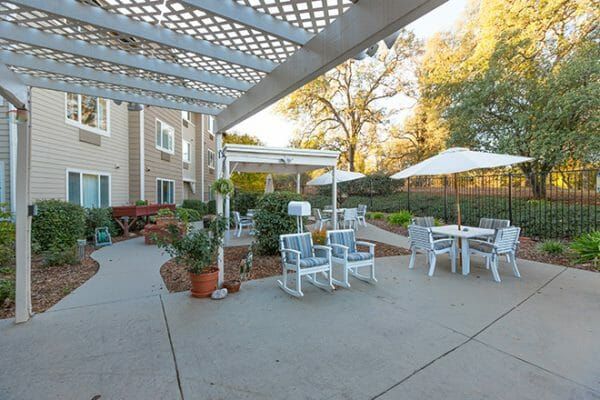 Brookdale Auburn patio and outdoor seating