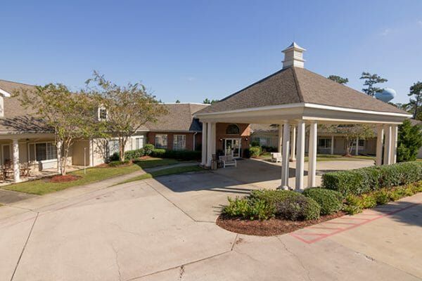 Brookdale Mandeville covered driveway and front entrance
