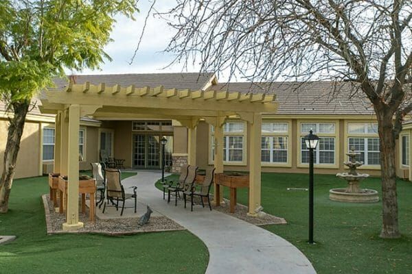The resident courtyard and trellis at Brookdale North Gilbert