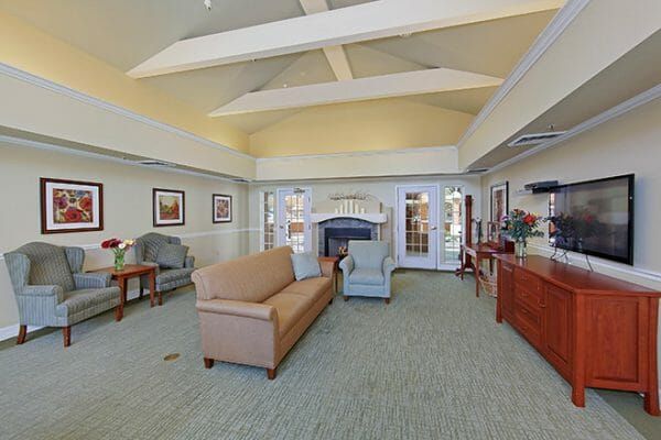 Brookdale Tempe community living room with exposed beams and plentiful seating