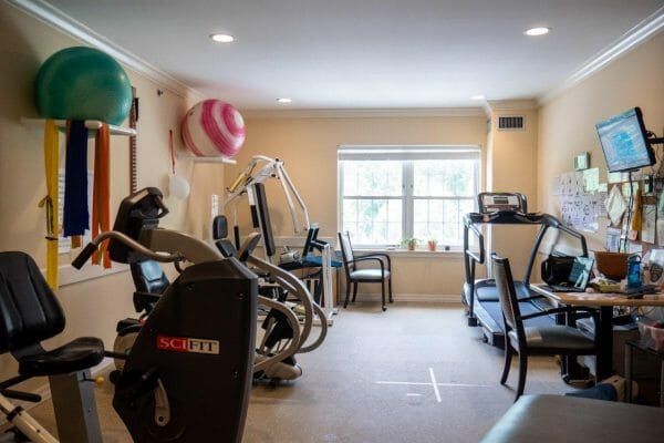 Benchmark Senior Living at Ridgefield Crossings exercise room and fitness equipment
