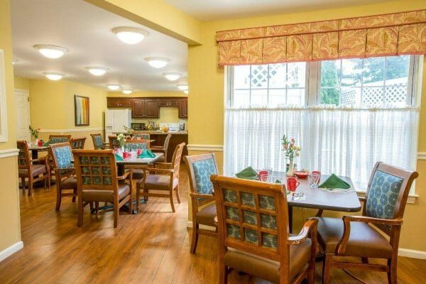 Dining area and resident socializing area in Middlebrook Farms at Trumbull