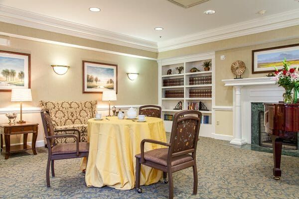 Charter Senior Living of Williamsburg library and common area