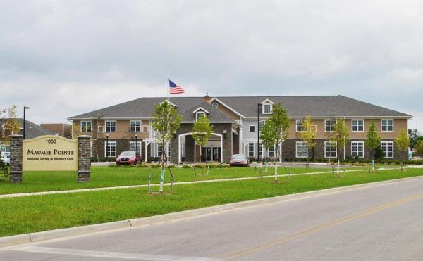 Maumee Pointe Assisted Living & Memory Care's building front, community sign and parking lot