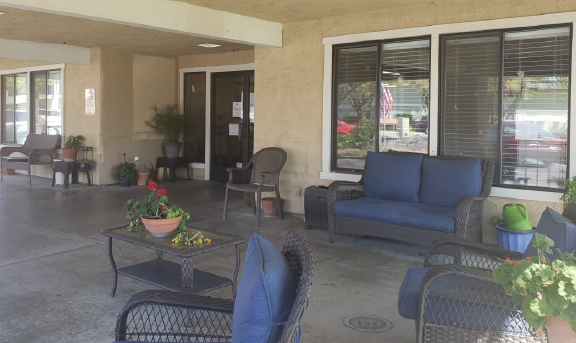 Red Bluff Senior Living outdoor patio with seating area for residents