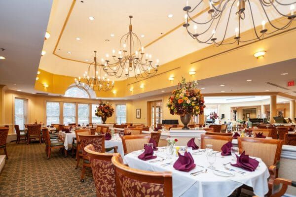 Five Star Premier Residences of Teaneck's restaurant-style dining room